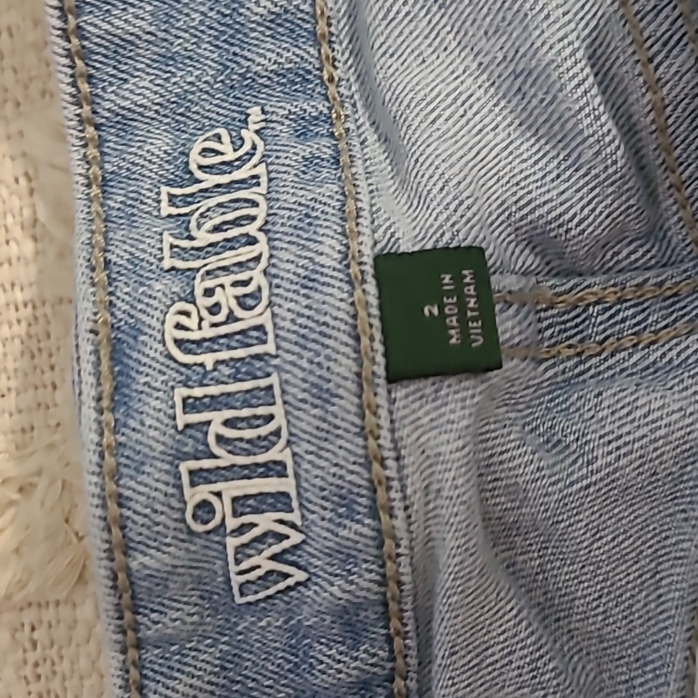 ☀️High-rise button up jean shorts ✨️ light wash✨️ like new! Size 2 - Picture 6 of 7